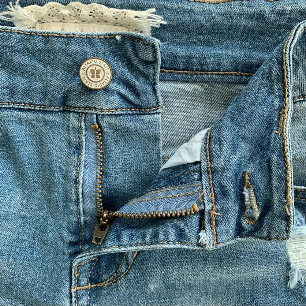 ALTAR’D STATE Ladies Distressed Denim Shorts Cut-Offs Pockets Frayed Hem 26/3‎